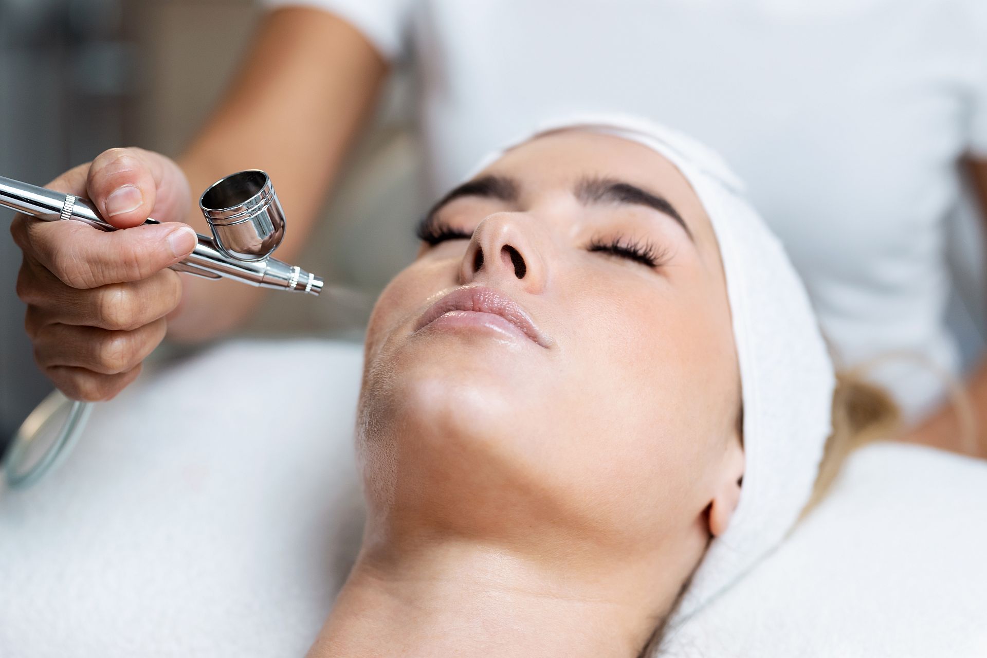 Beautiful woman getting oxygen face therapy in a beauty salon. Professional skin care treatment.