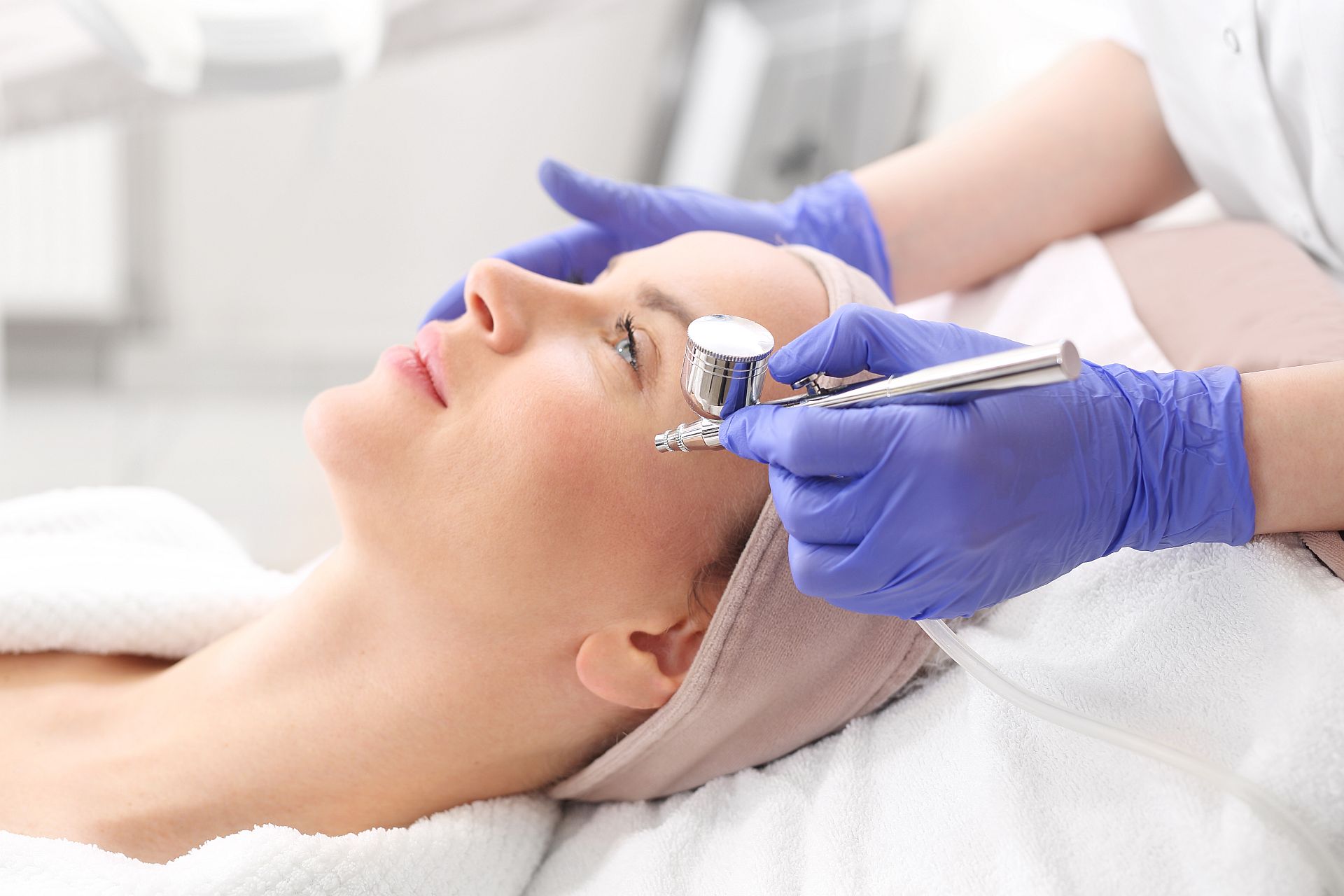 Tlenoterapia. Kobieta w salonie kosmetycznym podczas zabiegu pielęgnacyjnego Tlenoterapia. Kobieta w salonie kosmetycznym podczas zabiegu pielęgnacyjnego